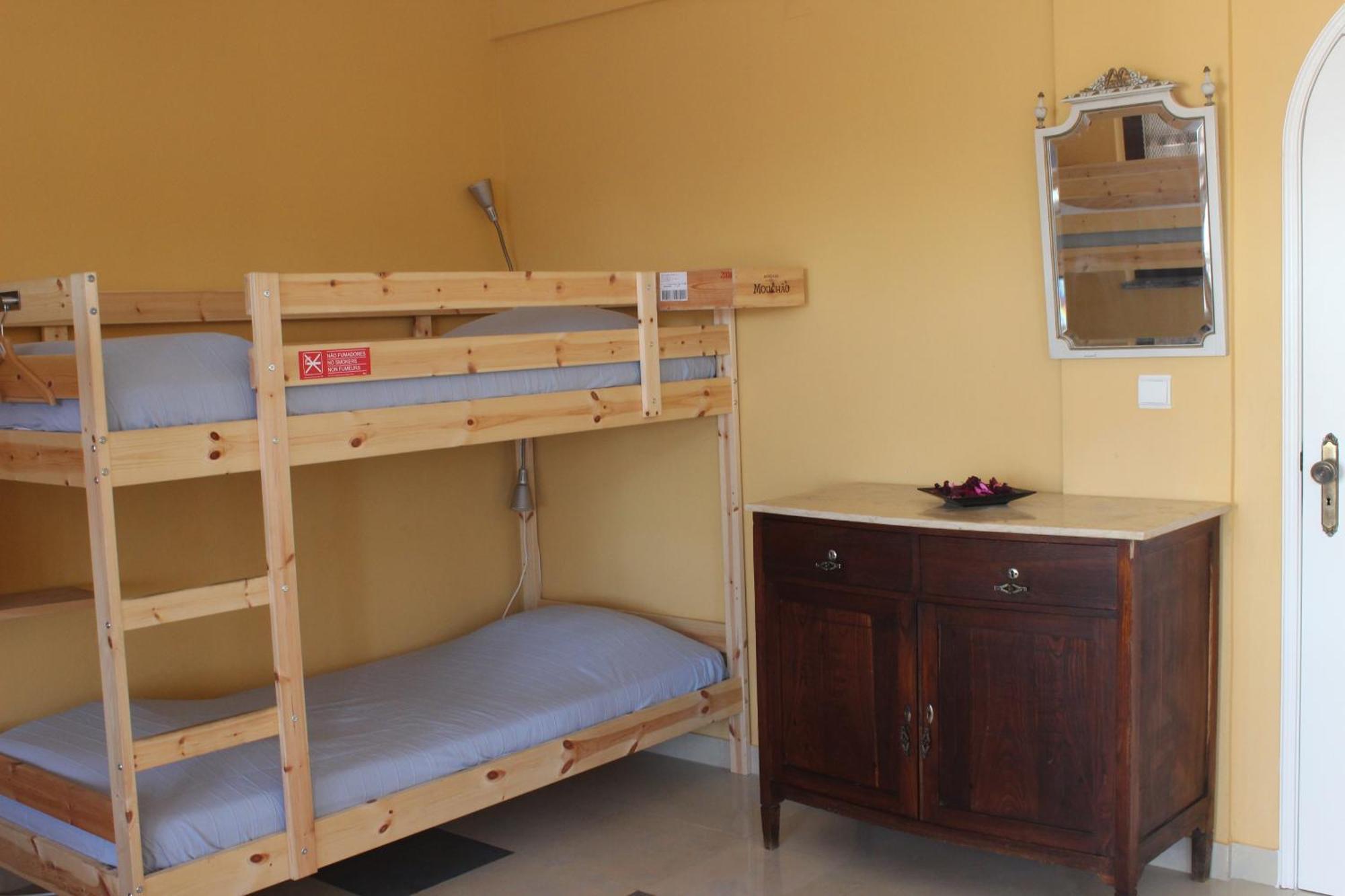 Ericeira Chill Hill Hostel & Private Rooms - Peach Garden Rum bild